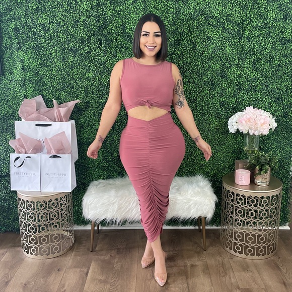 ❌SOLD OUT❌ Ruched Maxi Dress - Picture 2 of 5